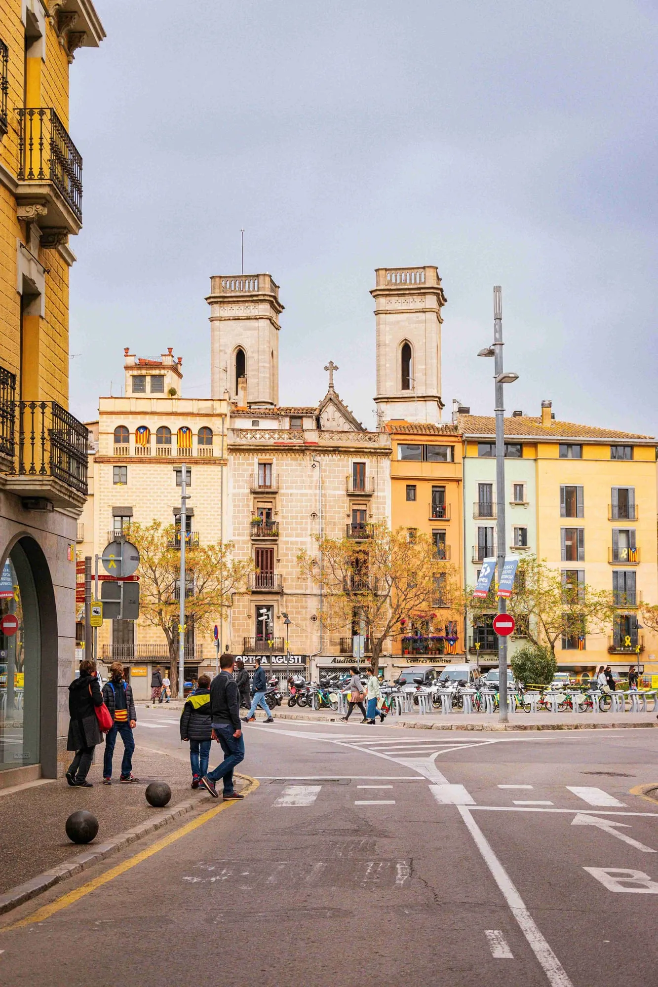 Centro histórico de Girona con la Catedral al fondo