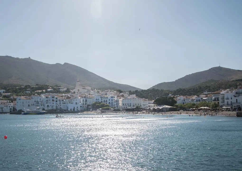 Grupo de visitantes en una excursión guiada por Cadaqués