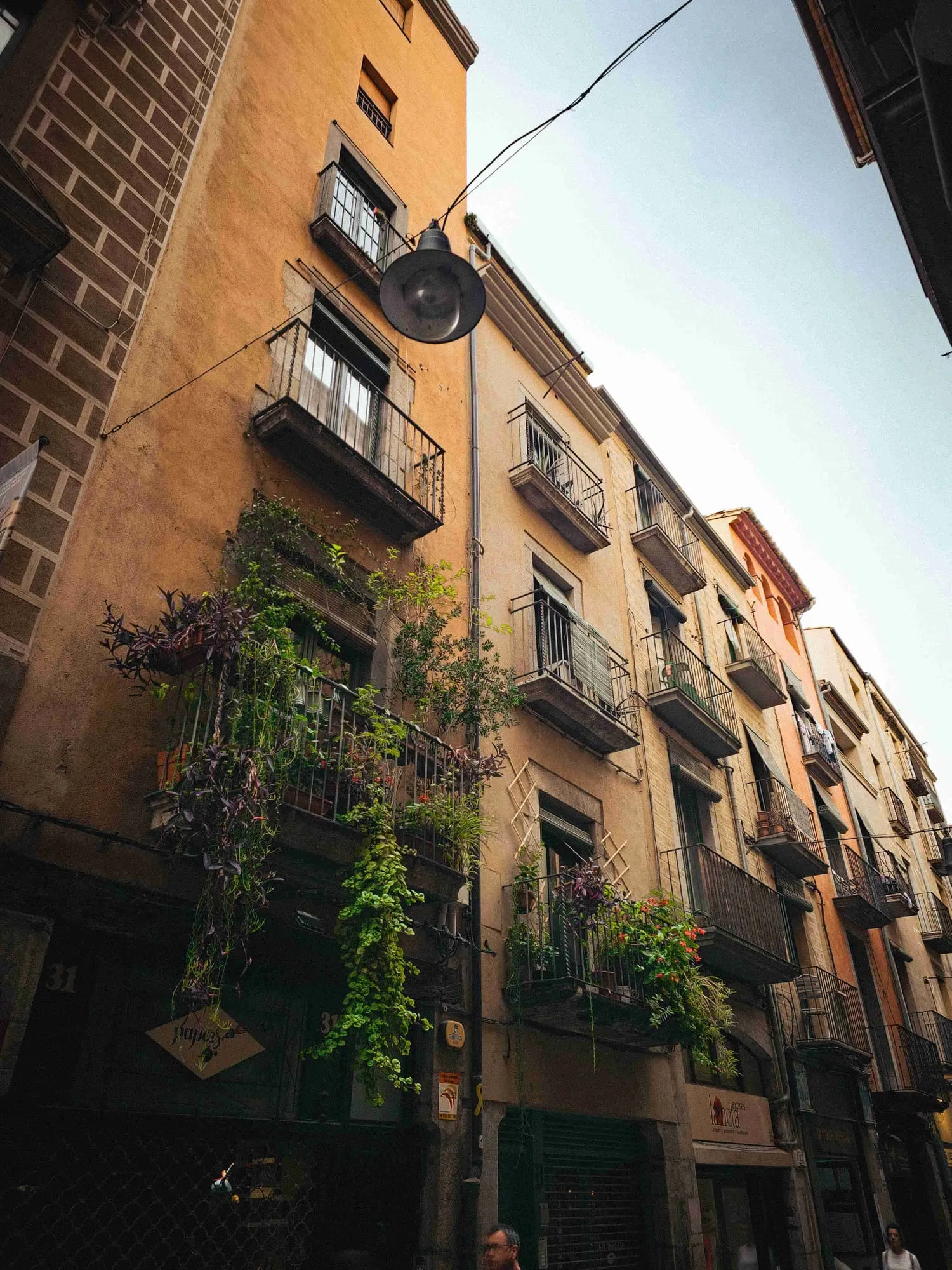 Grupo de visitantes en una visita guiada por Girona