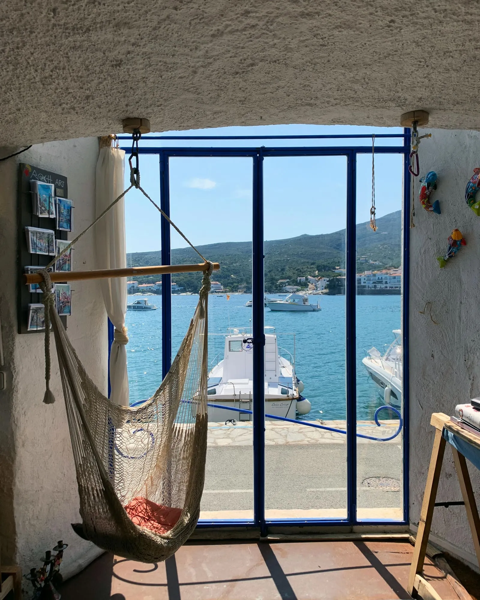 Gastronomía local de Cadaqués con mariscos frescos