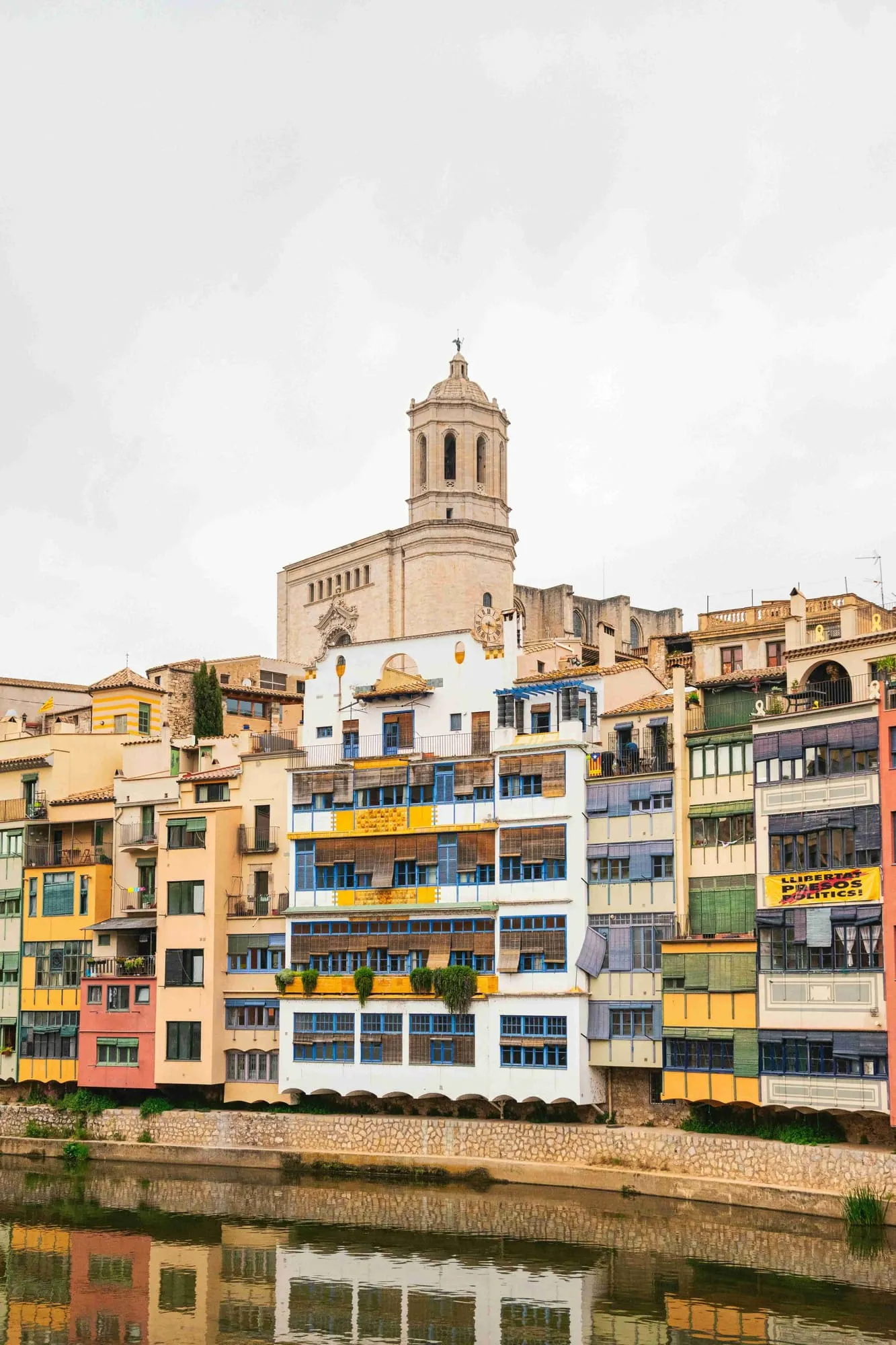Vista panorámica de Girona con el río Onyar y las casas de colores