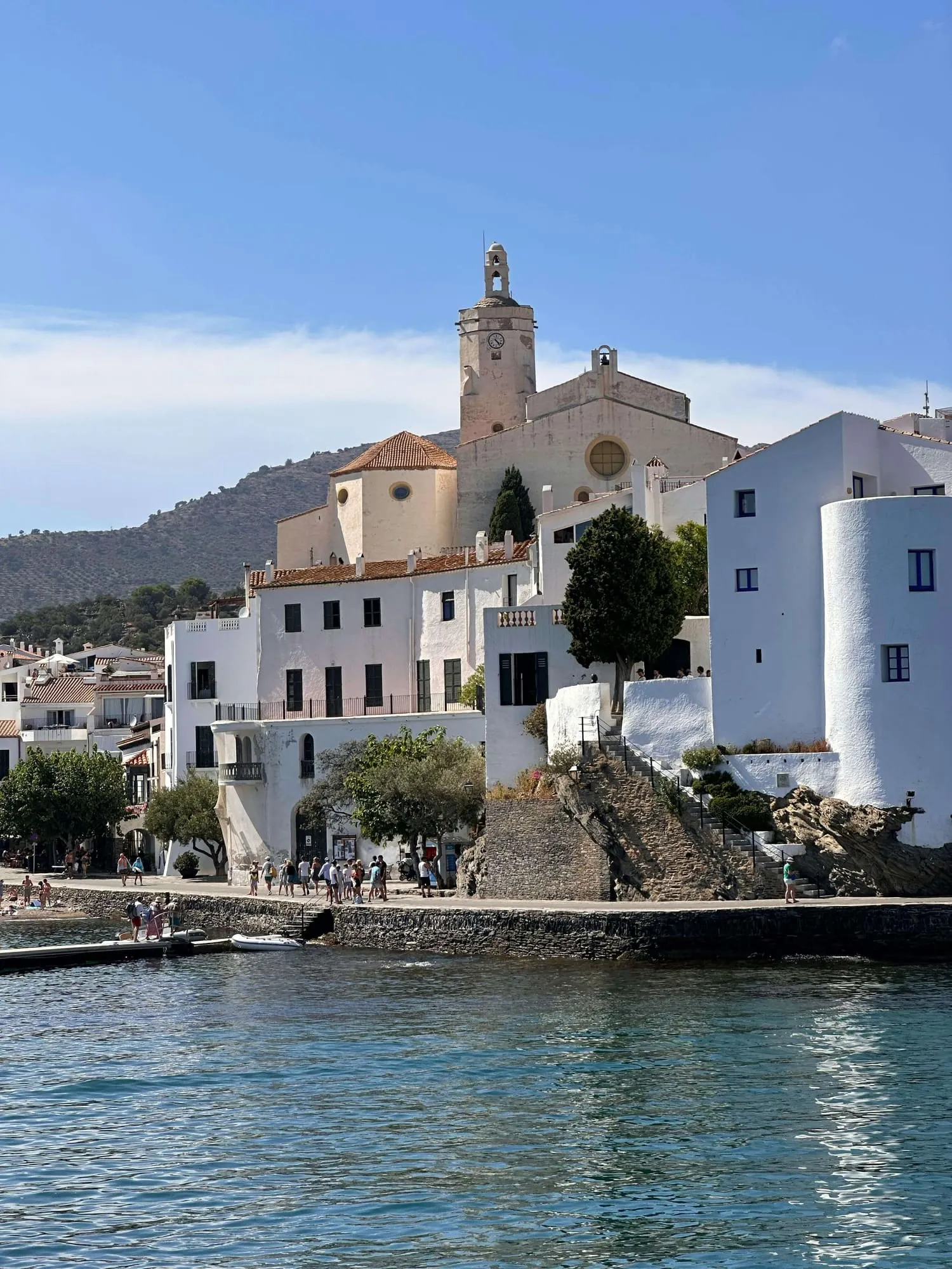Iglesia de Santa María de Cadaqués con fachada blanca