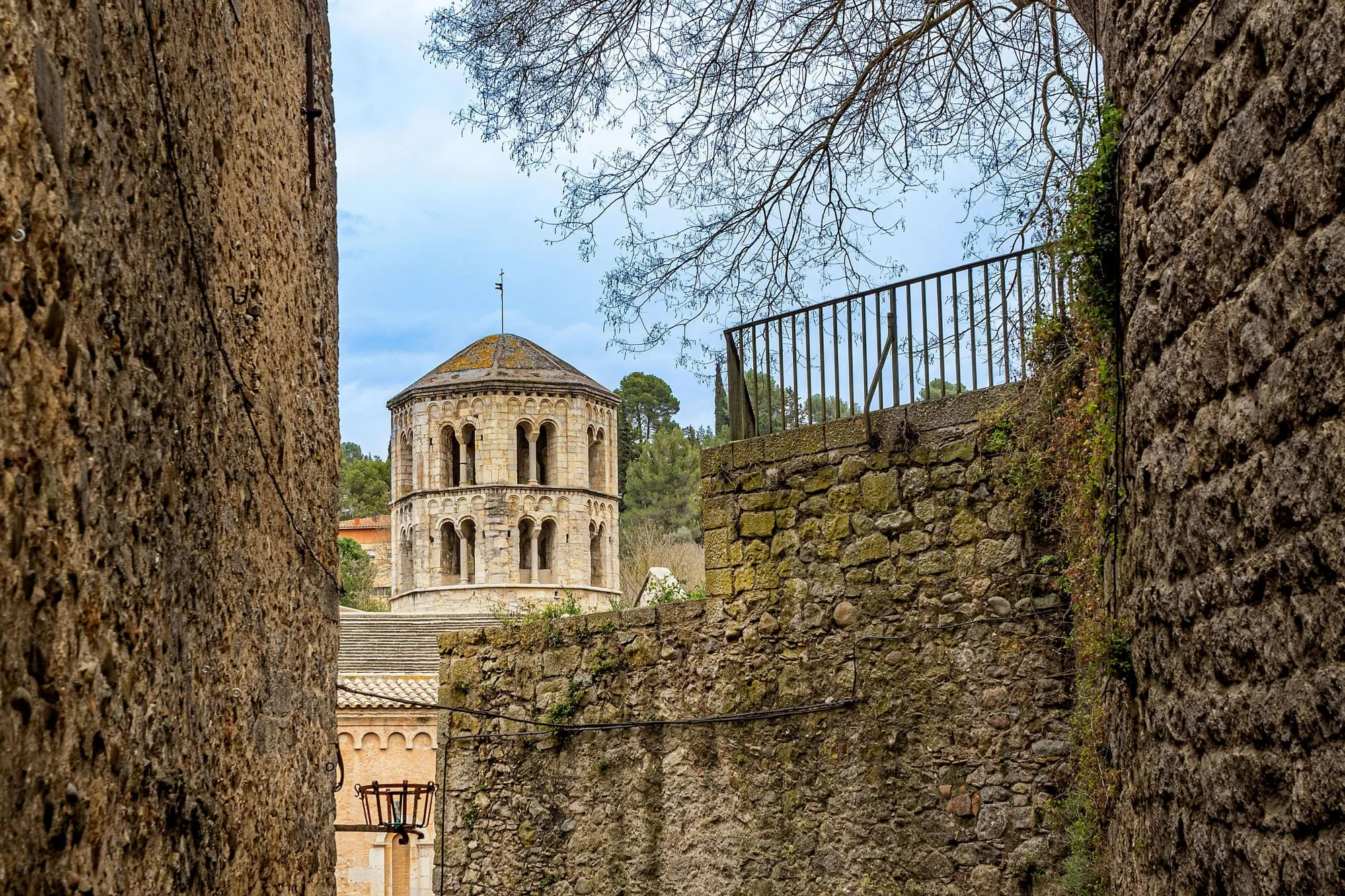 Monasterio de Sant Pere de Rodes en una colina con vistas al mar