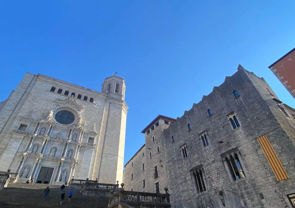 Terrazas y edificios coloridos de la Plaça de la Independència