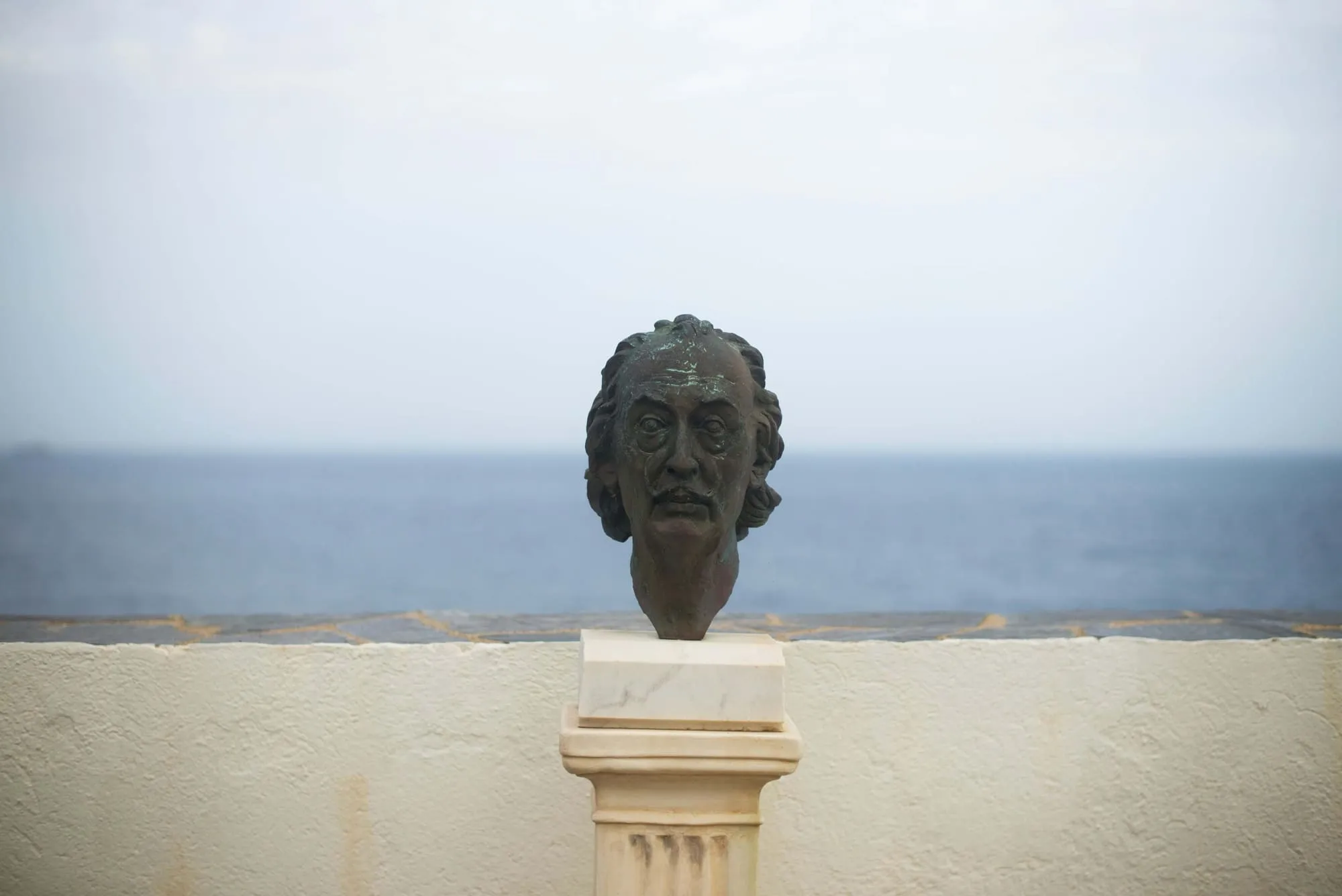 Estatua de Salvador Dalí en el paseo marítimo de Cadaqués