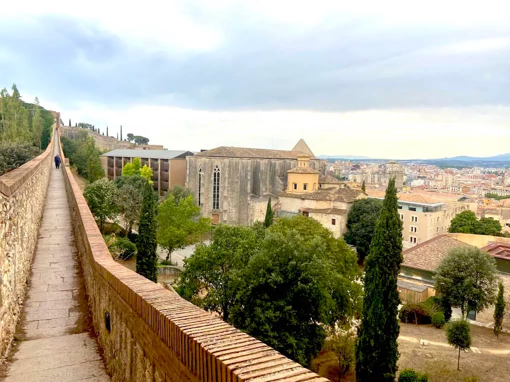 Paseo por las murallas medievales de Girona