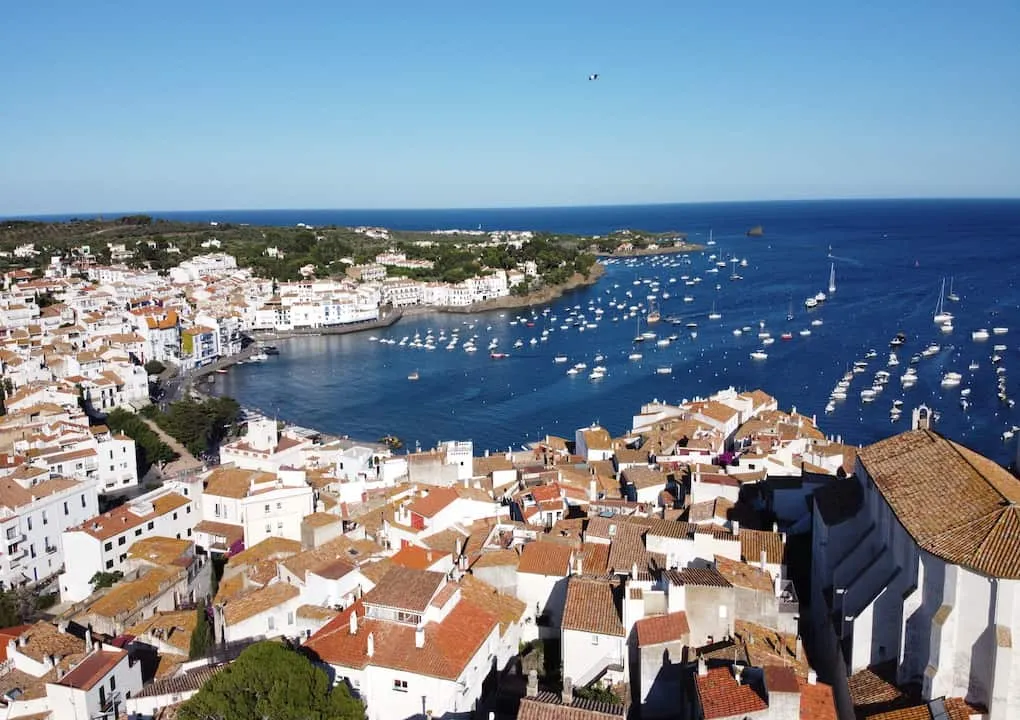 Playas de Cadaqués con aguas turquesas del Mediterráneo
