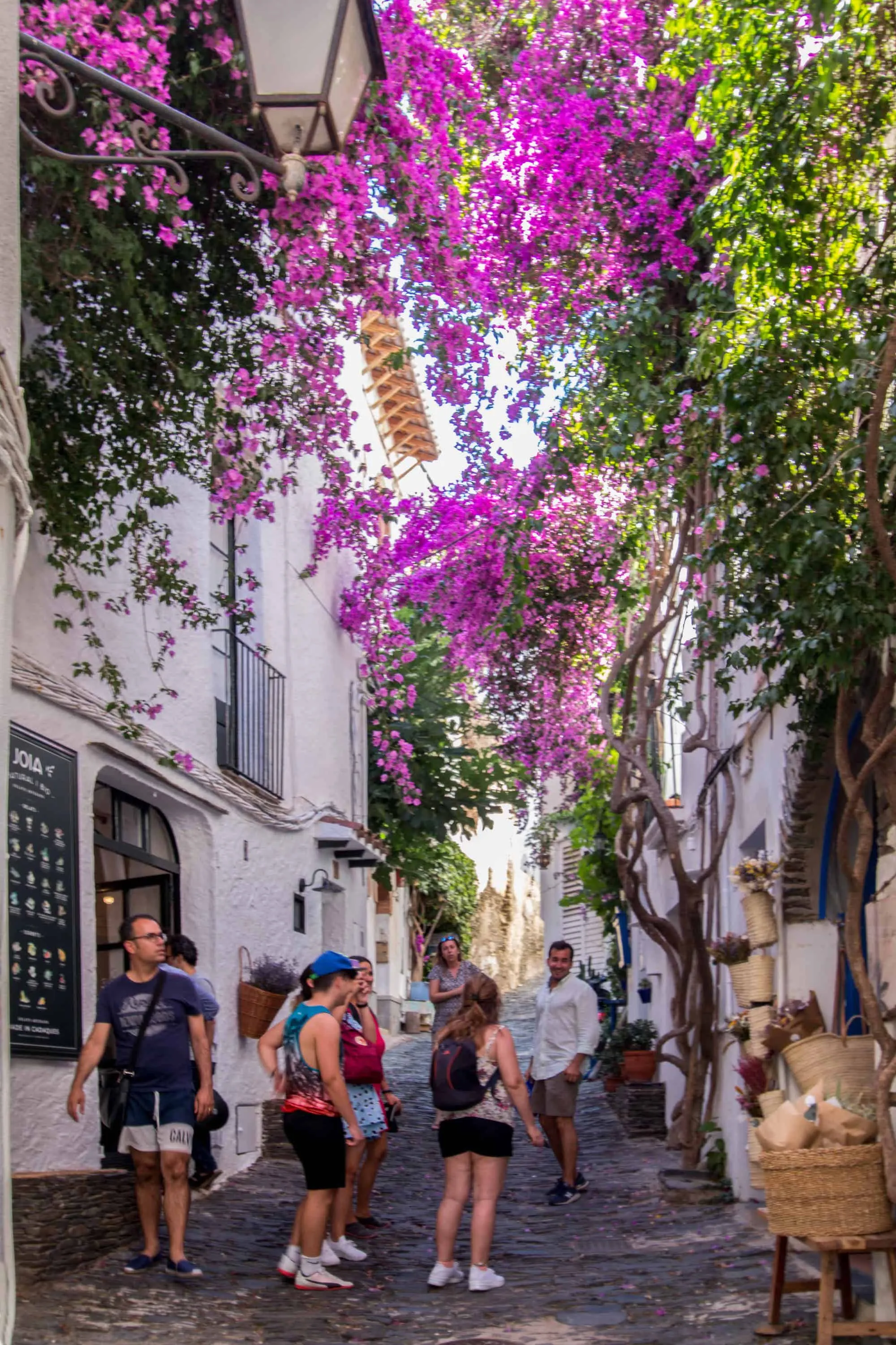 Centro histórico de Cadaqués con calles empedradas y casas blancas