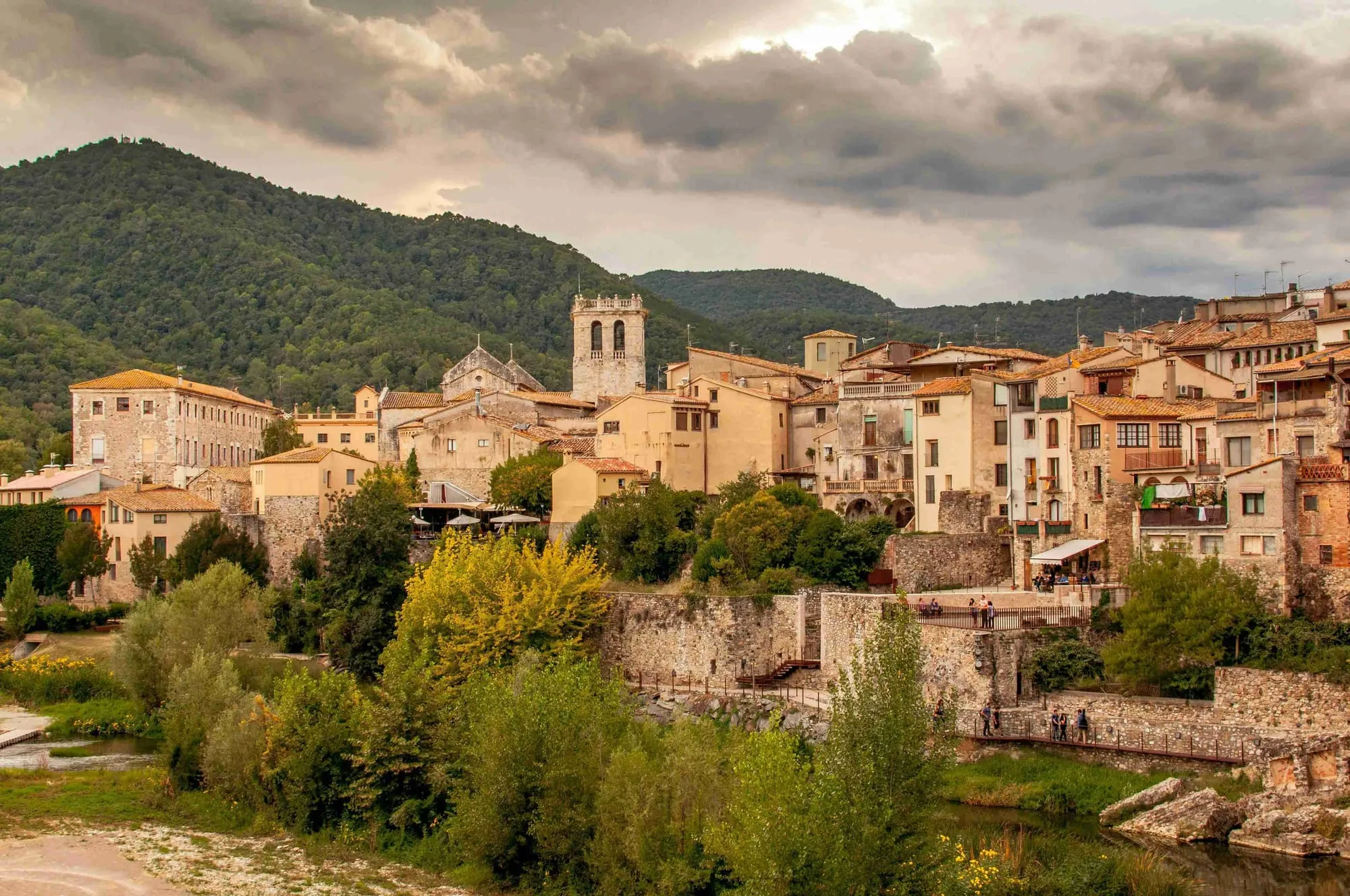 Vista del puente medieval de Besalú