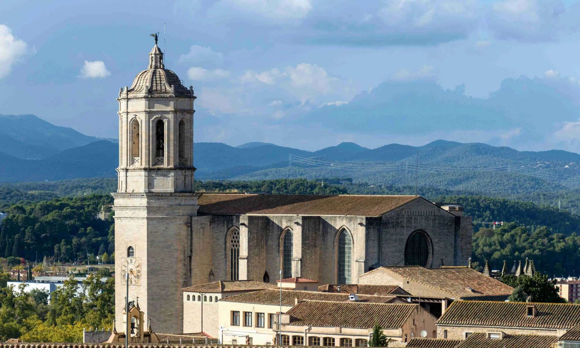 Panorámica de Girona con el río Onyar y casas de colores