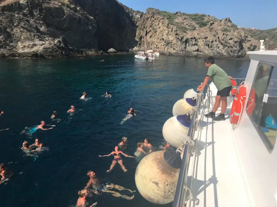 Vista panorámica del pueblo de Cadaqués con casas blancas y el mar