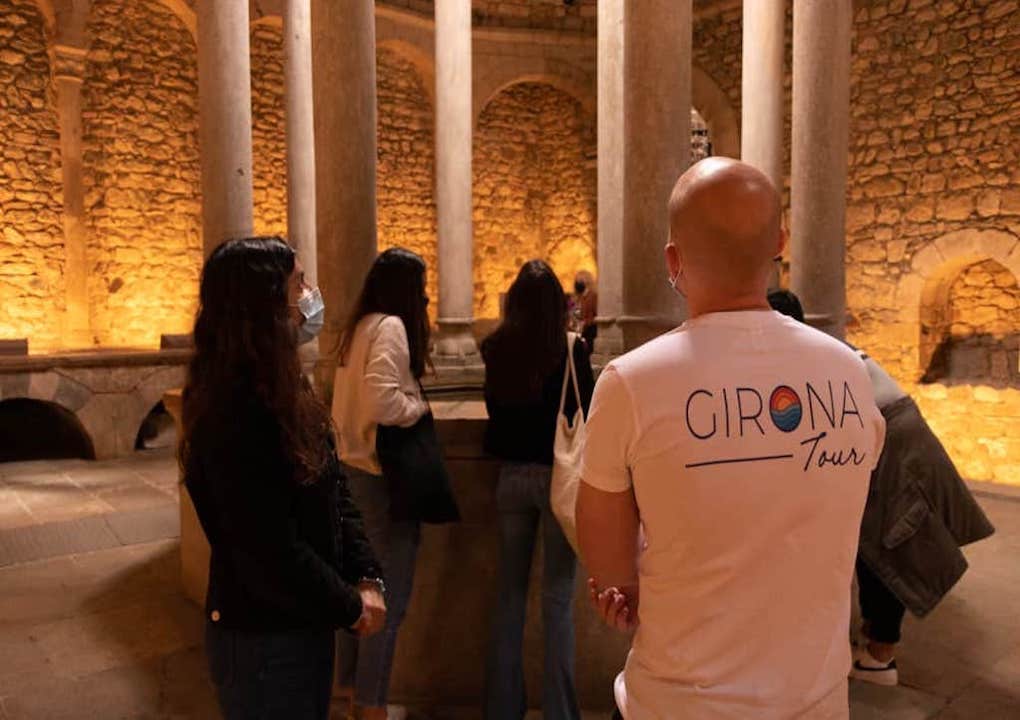 Grupo de personas en un puente escuchando la charla de un guía