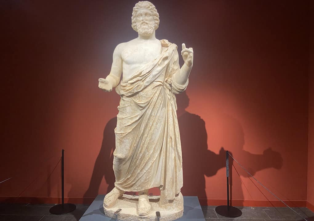 Statue d'Asclépios au musée d'Empúries