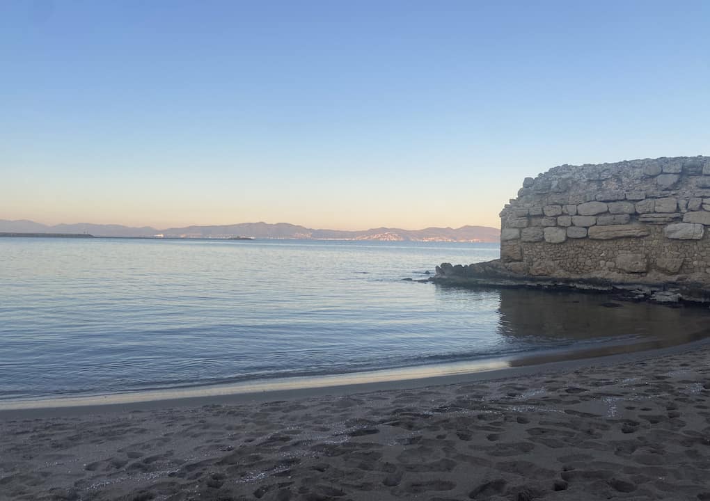 Port grec d'Empúries au bord de la mer